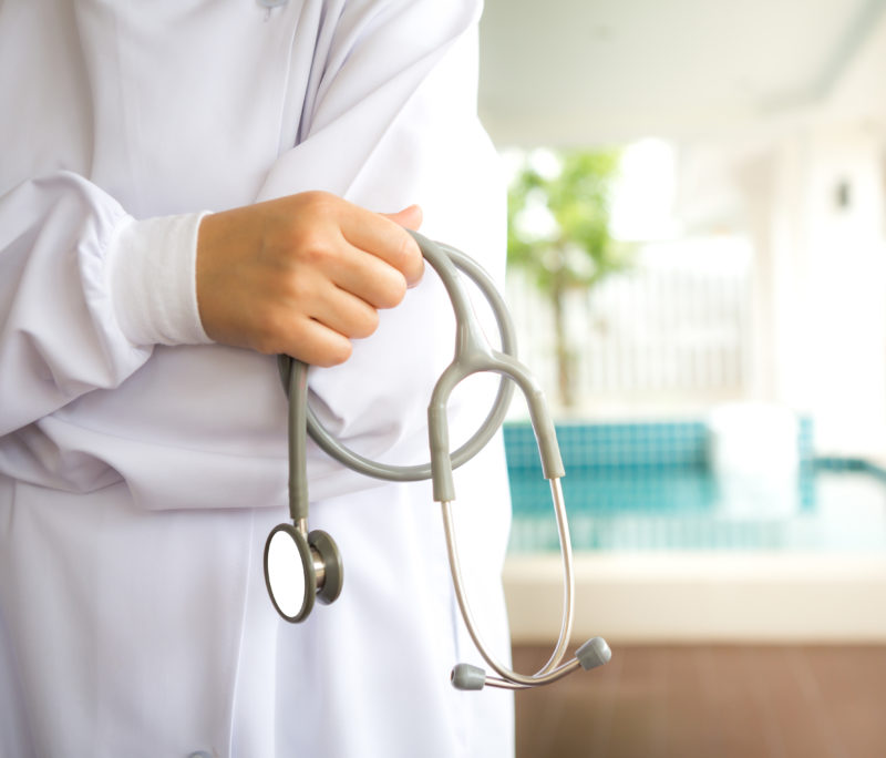 Vacinas para viagens internacionais Doctor with stethoscope in the hands