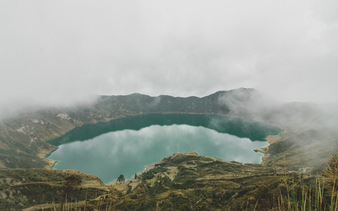 Quilotoa, uma lagoa na cratera de um vulcão