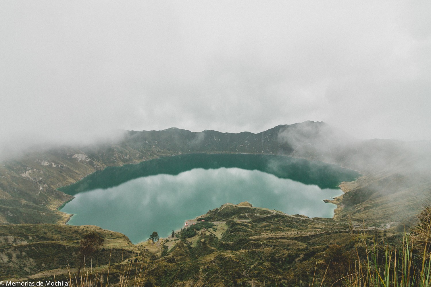Quilotoa, uma lagoa na cratera de um vulcão quilotoa loop