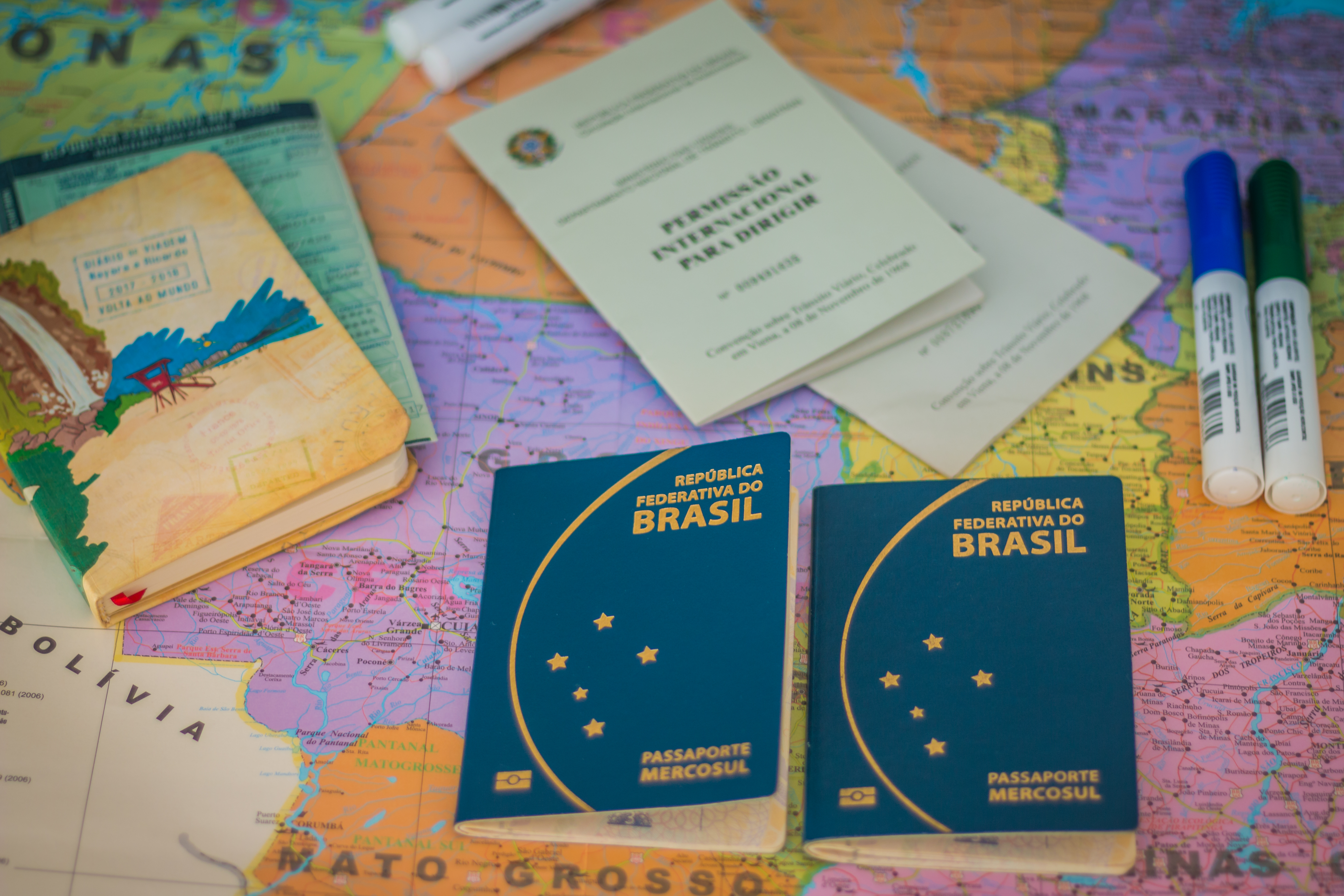 Foto autoral Memórias de Mochila sobre documentos de viagem