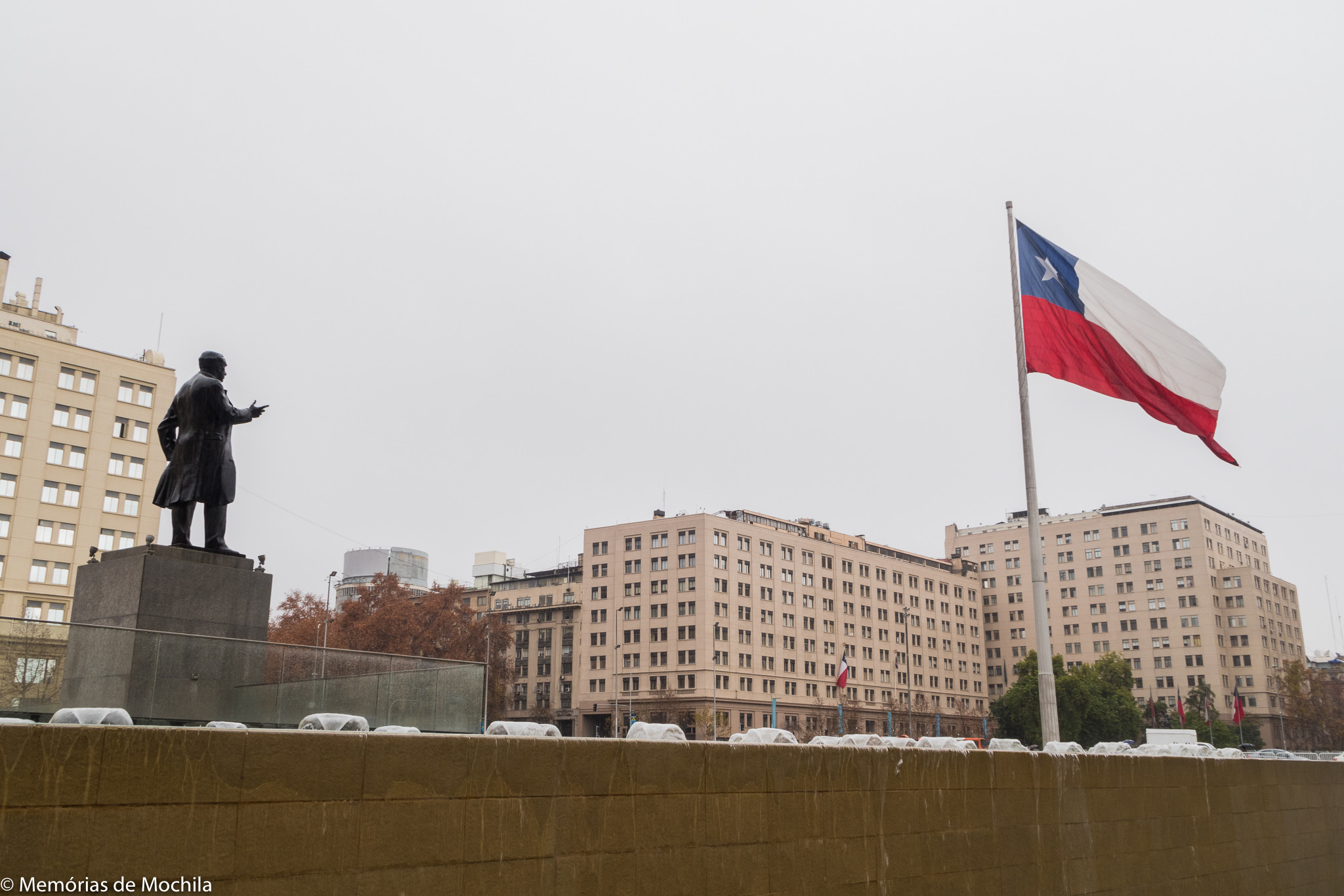 Santiago, perrengues e dicas de passeios Palacio la Moneda Estátua
